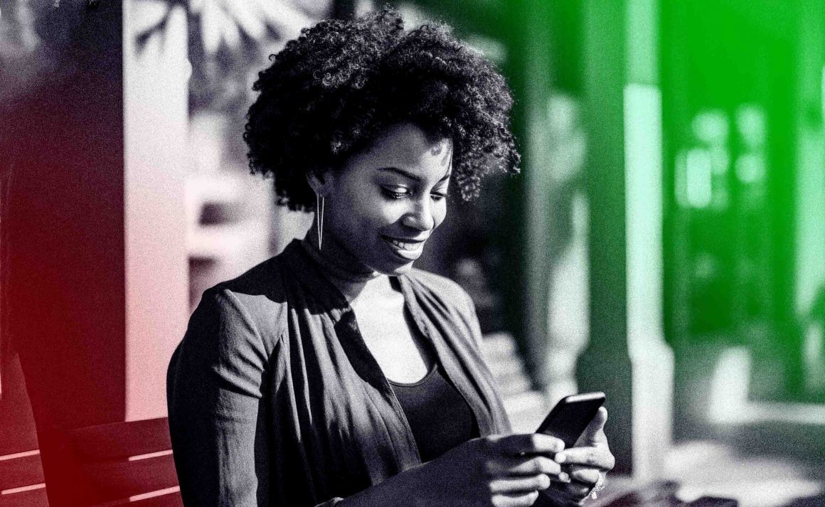 Jovem com telemóvel nas mãos