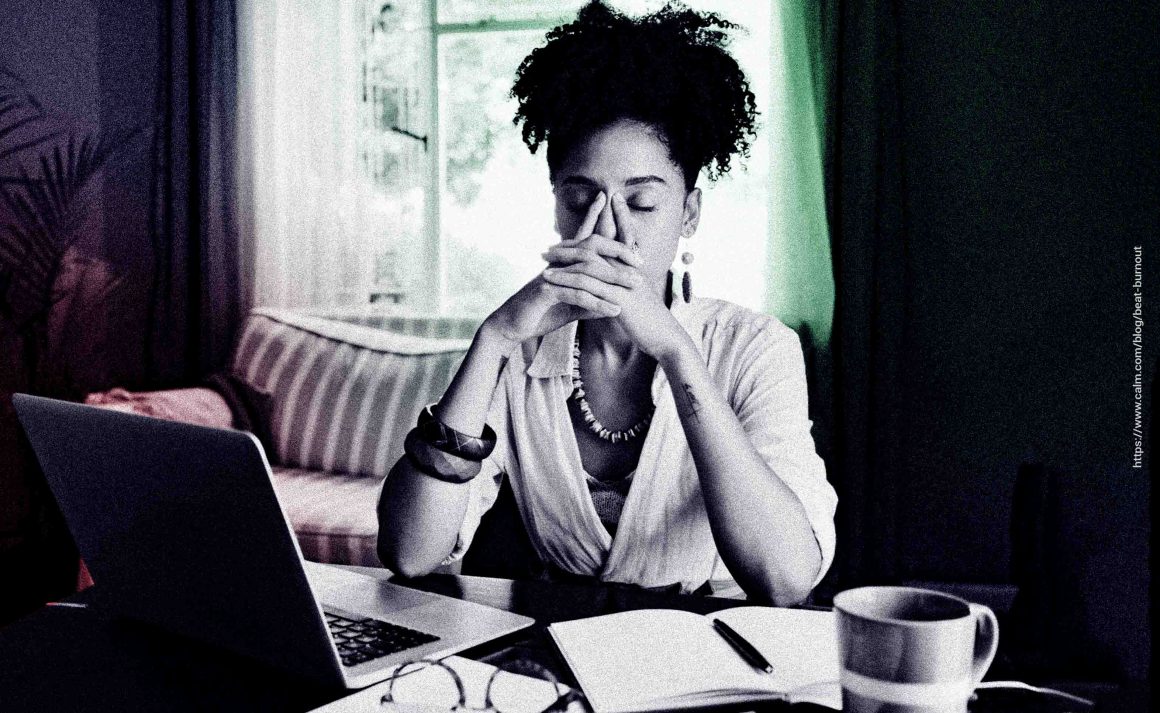 Jovem apresentando-se exausta