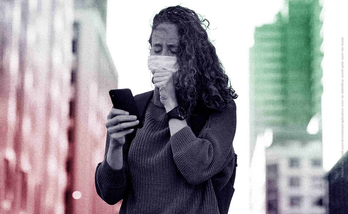 Mulher na rua com mascara a tossir e a mexer no telemovel
