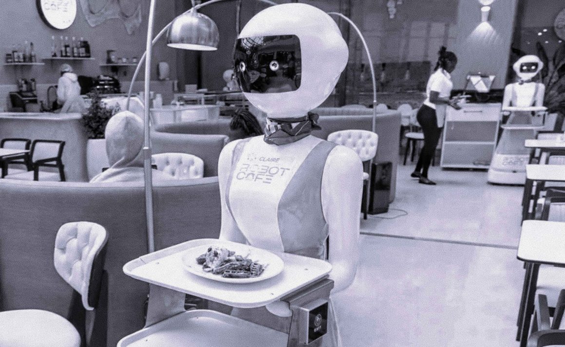 Robô a servir uma mesa no restaurante