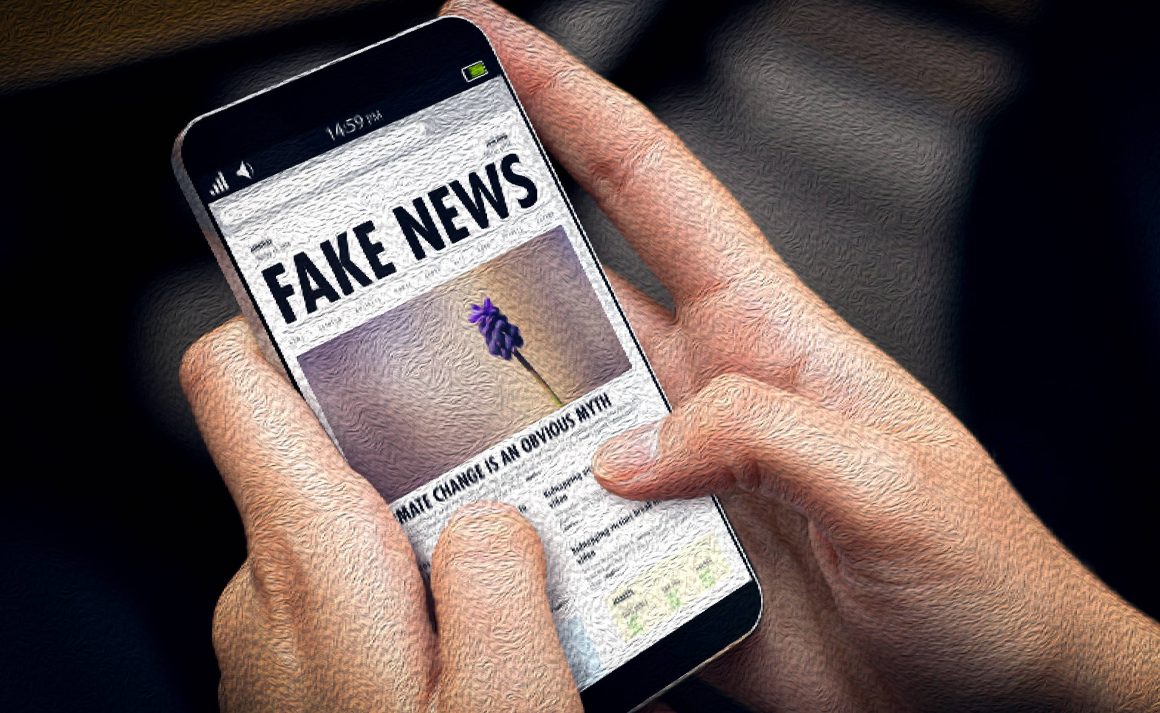 Mãos segurando telemóvel