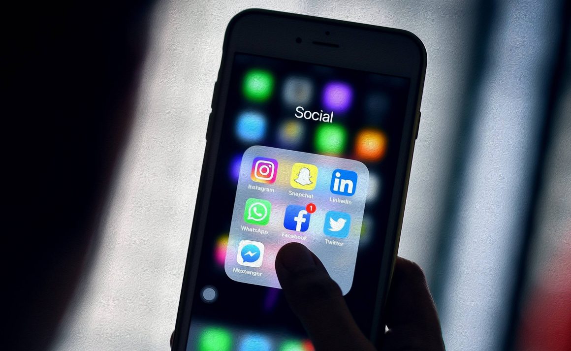 Tela de um telemóvel com logo de redes sociais