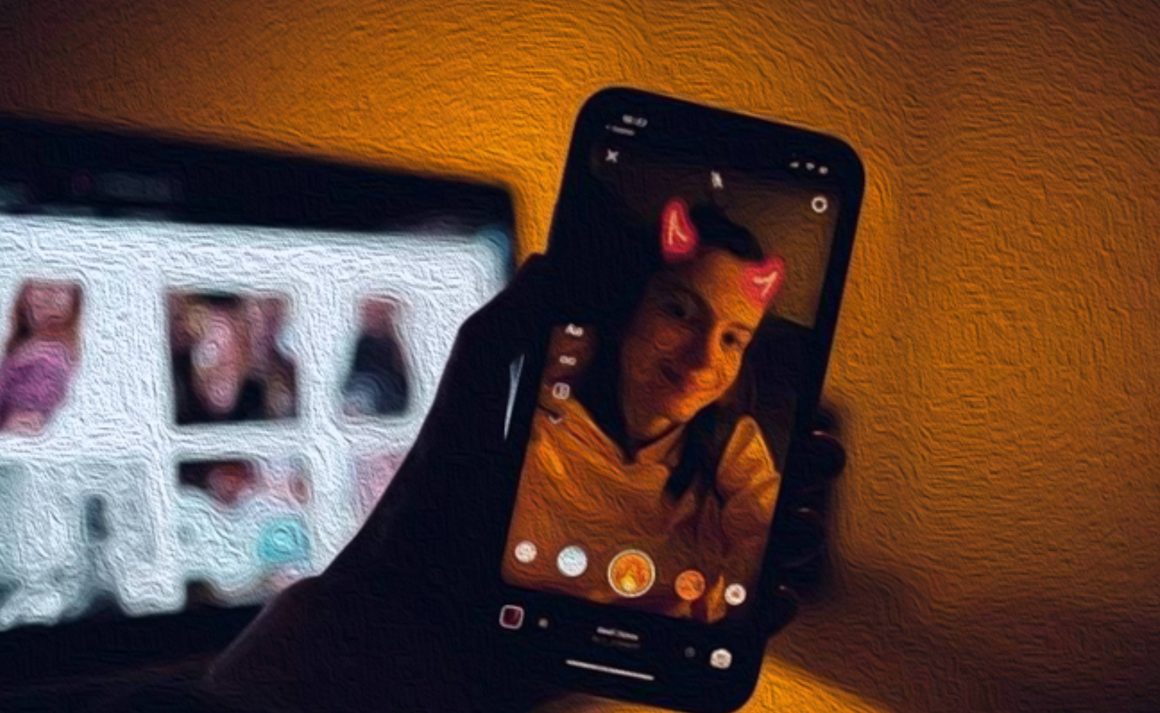 Telemóvel segurando por uma jovem que está a usar um filtro no Instagram