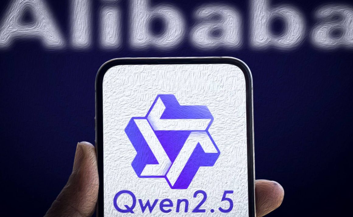 Uma mão segura um telemóvel com logo da inteligência artificial da Alibaba