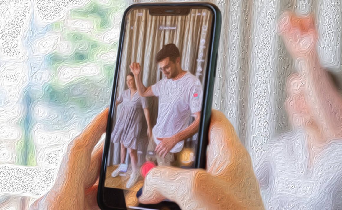Aplicação Reels em destaque no ecrã do smartphone
