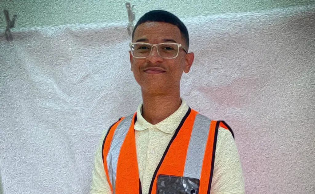 Jovem amplia iluminação de Sofala com paineis solares