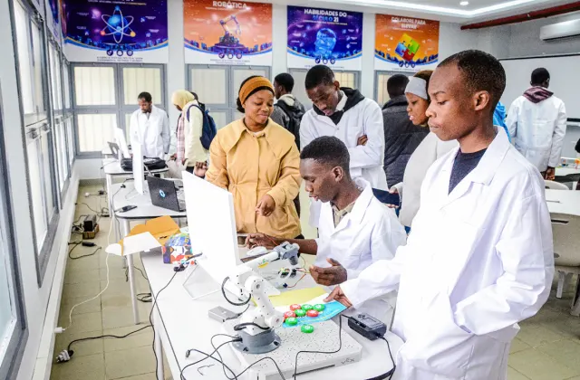 UEM Inaugura Laboratório de Robótica e Inteligência Artificial